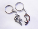 Set doua brelocuri metalice , fiecare breloc are un magnet , acesta facand posibila unirea celor doua brelocuri . - 15 RON
